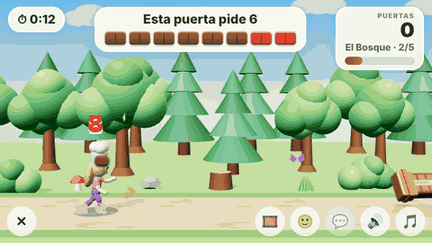 Un niño corre, junta chocolates y abre una puerta; la cámara pasa de lateral a tres cuartos